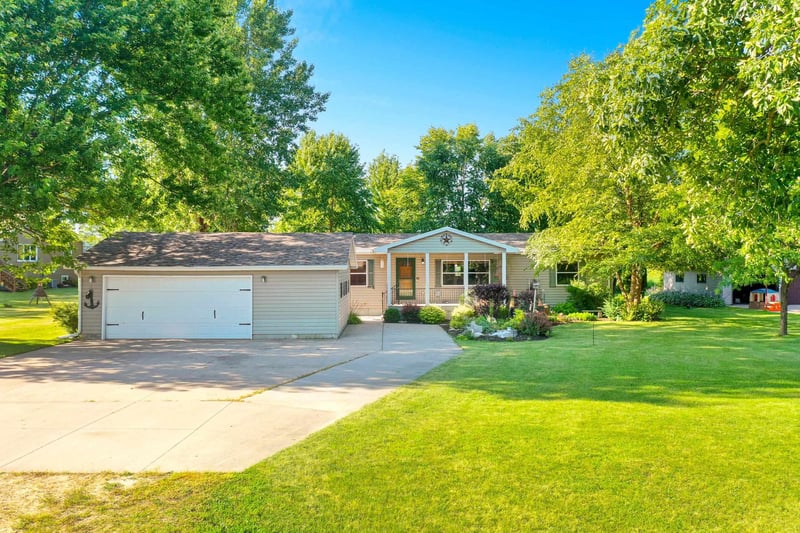 W10298 School Rd, Hortonville, WI 54944
