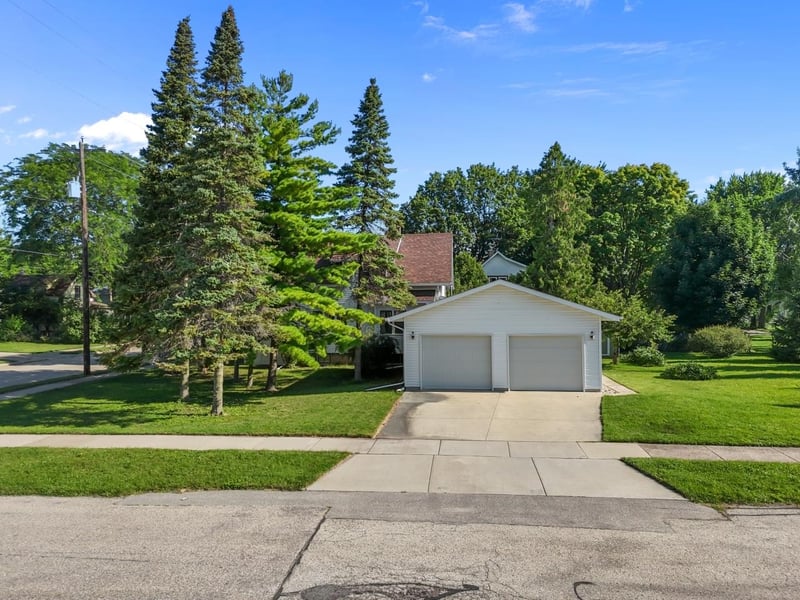 906 Grand St, Oshkosh, WI 54901-3802