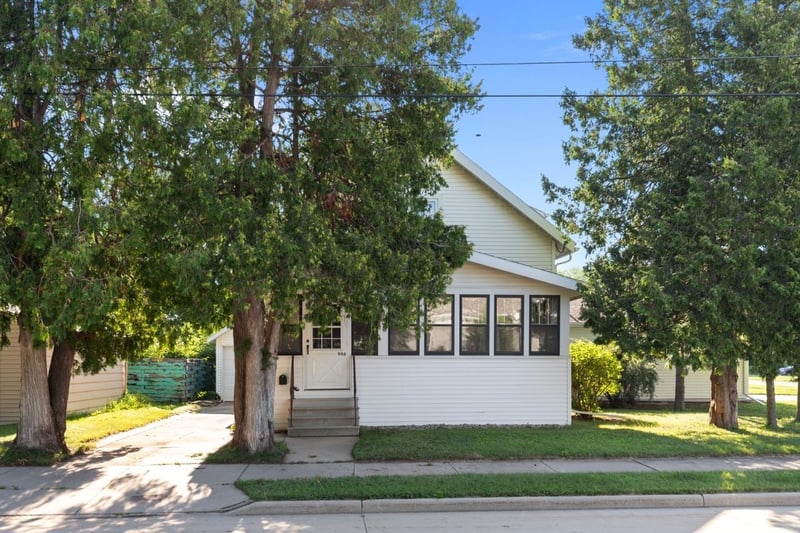906 Grand St, Oshkosh, WI 54901-3802