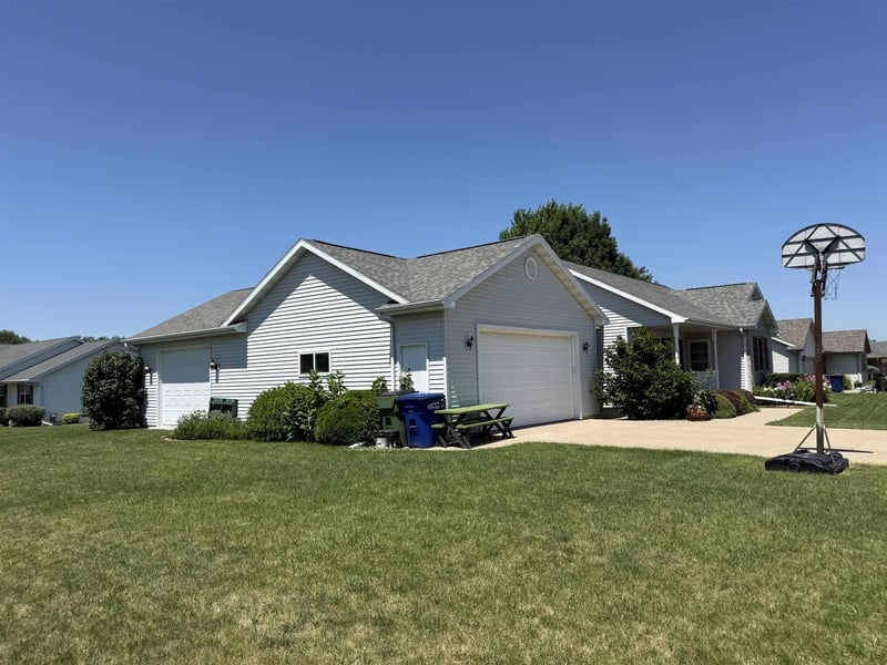 420 Longwood Ln, Wrightstown, WI 54180