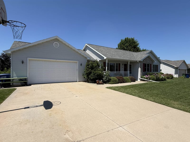 420 Longwood Ln, Wrightstown, WI 54180