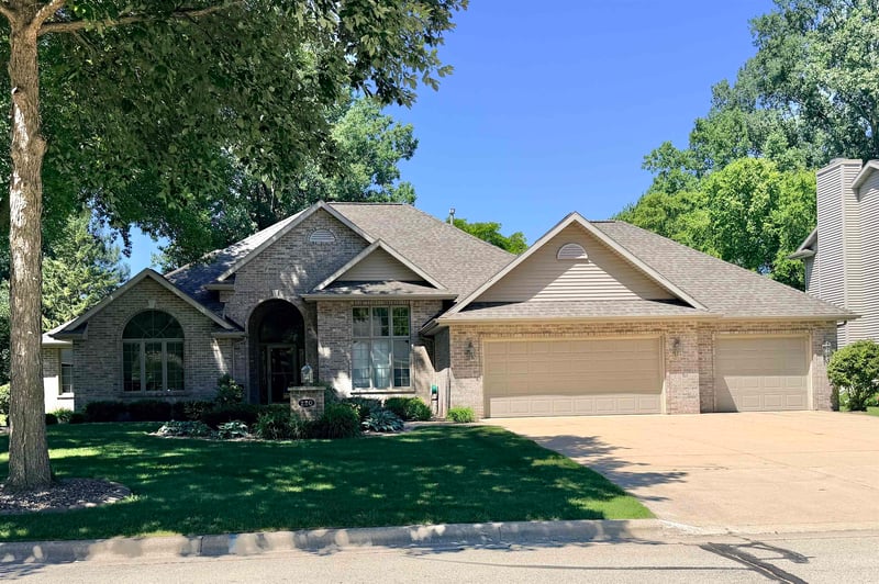 220 Falcon Hill Way, Green Bay, WI 54302