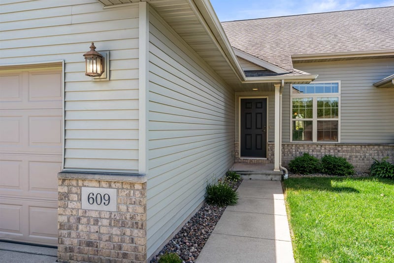 609 Creekview Ln, Appleton, WI 54915