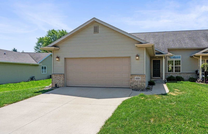 609 Creekview Ln, Appleton, WI 54915