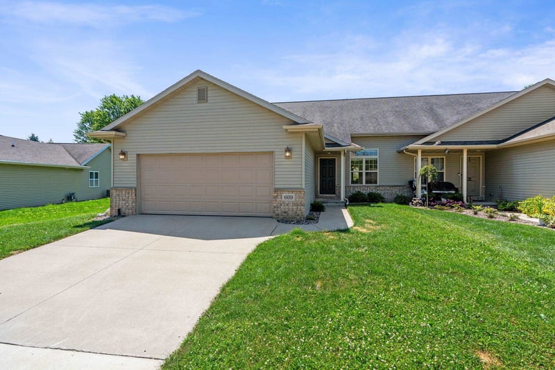 609 Creekview Ln, Appleton, WI 54915