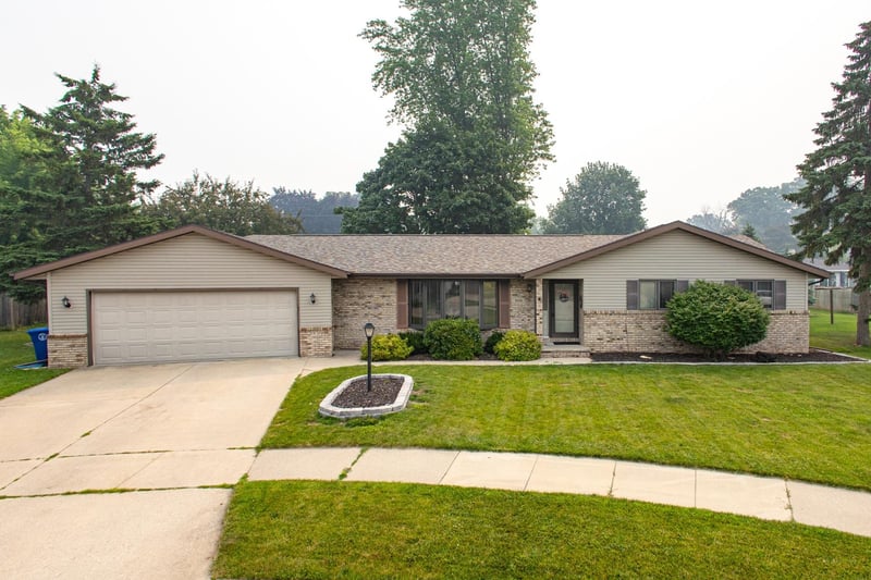 1006 Woodland Ct, Kaukauna, WI 54130