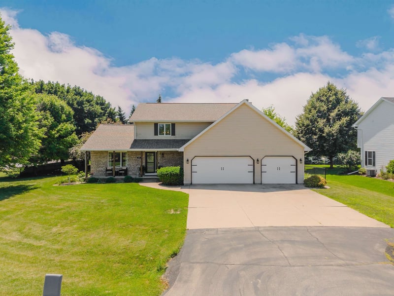 51 Overland Trl, Oshkosh, WI 54904
