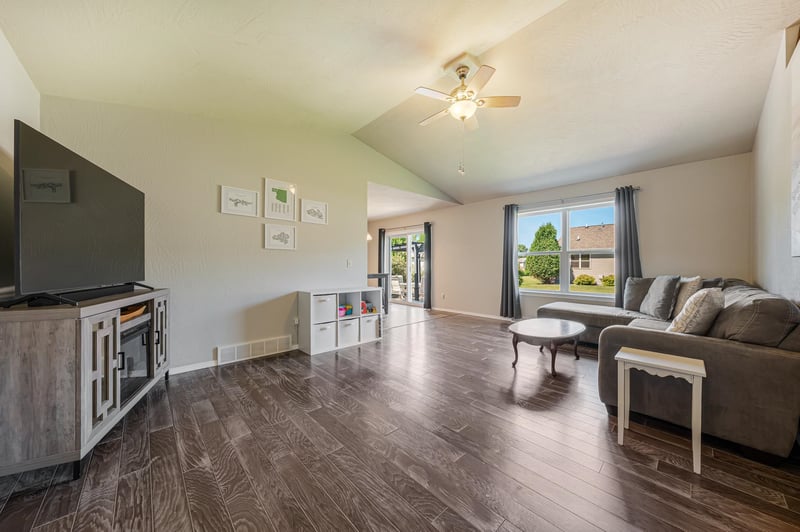 1028 Durham Ln, Menasha, WI 54952