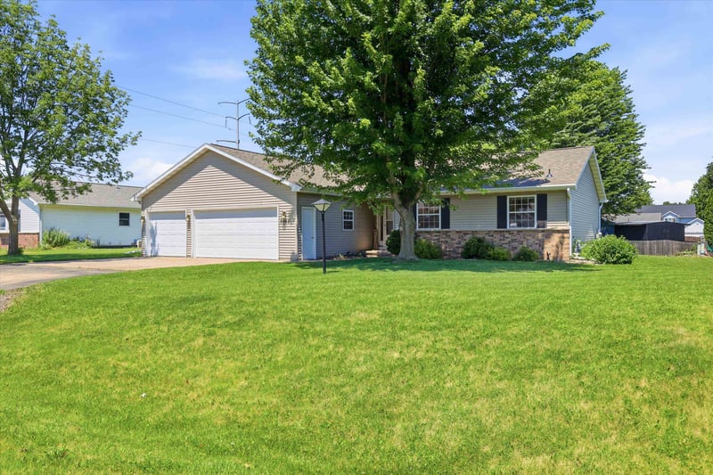W5982 Hearthstone Dr, Appleton, WI 54915