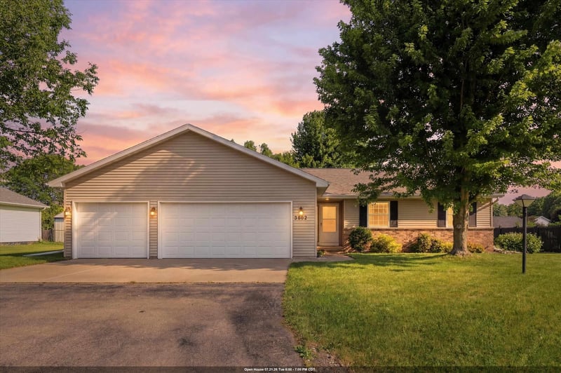 W5982 Hearthstone Dr, Appleton, WI 54915
