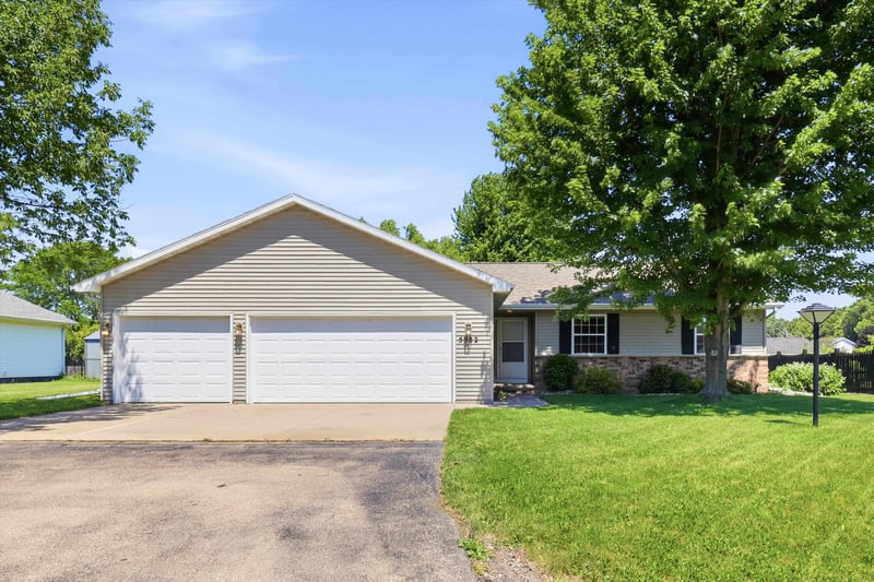 W5982 Hearthstone Dr, Appleton, WI 54915
