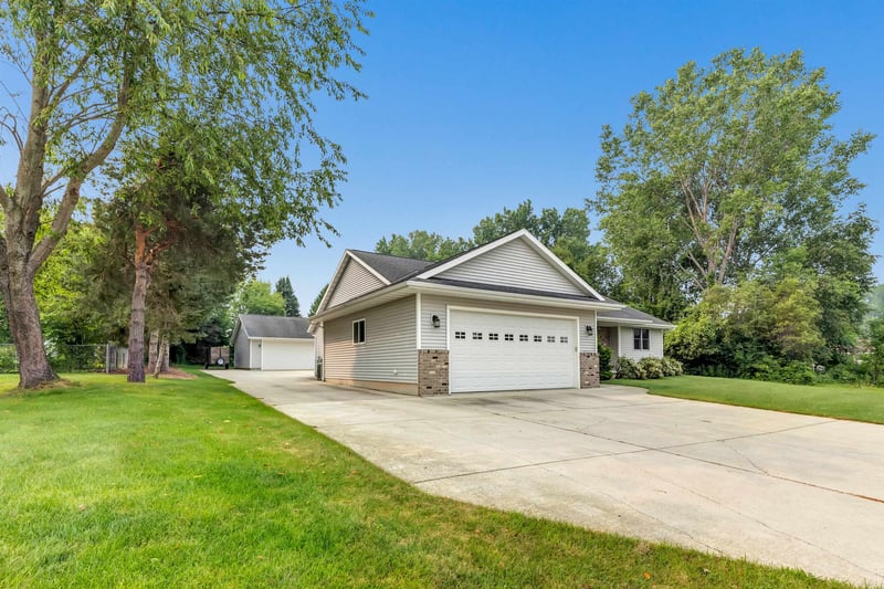 3533 Leeds Castle Dr, Green Bay, WI 54313-7488