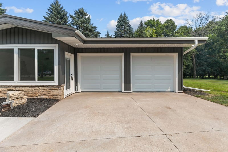 1900 Leonard Point Rd, Oshkosh, WI 54904