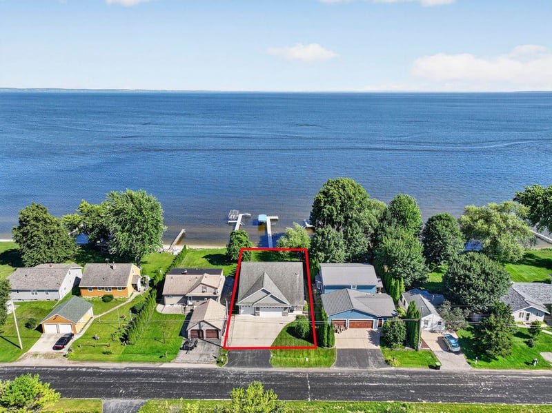 4666 Island View Dr, Oshkosh, WI 54901