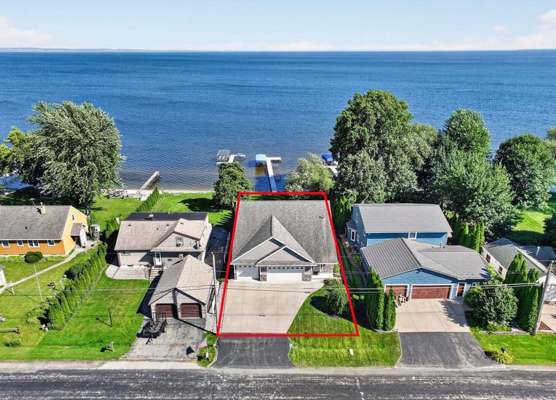 4666 Island View Dr, Oshkosh, WI 54901