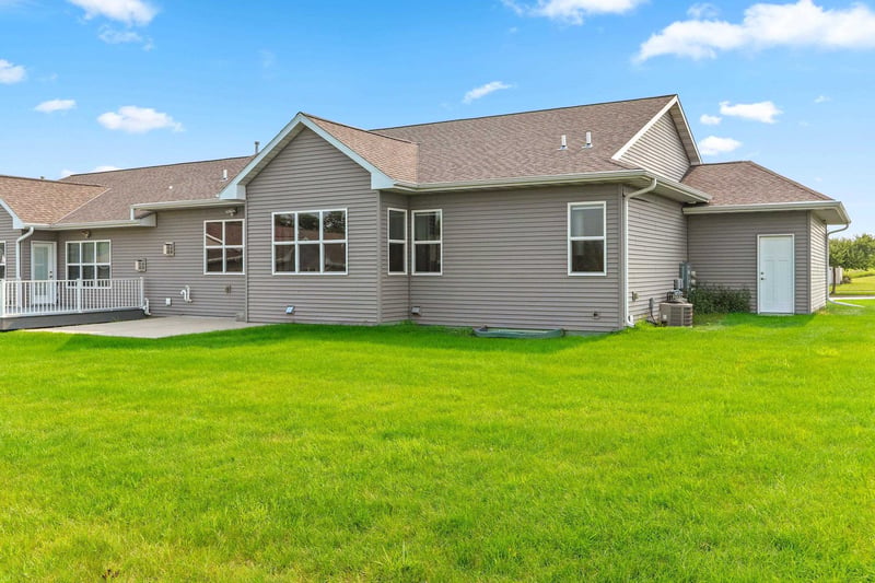 911 Barronwood Dr, Green Bay, WI 54311