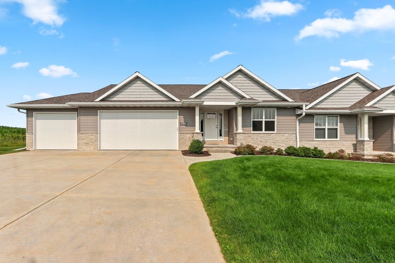 911 Barronwood Dr, Green Bay, WI 54311