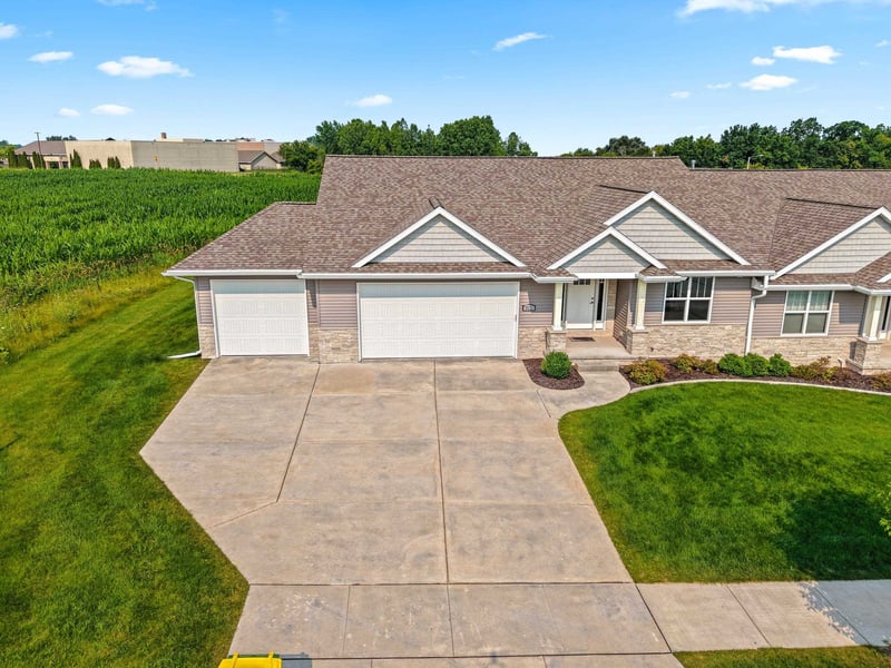 911 Barronwood Dr, Green Bay, WI 54311