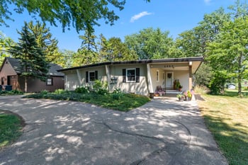 5984 Lake Rd, Oshkosh, WI 54902