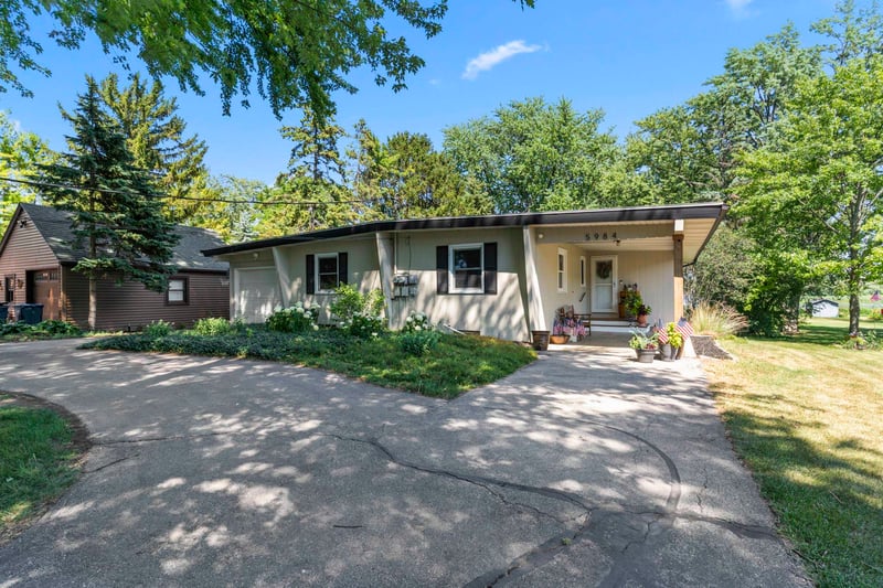 5984 Lake Rd, Oshkosh, WI 54902