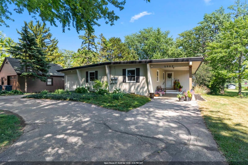 5984 Lake Rd, Oshkosh, WI 54902