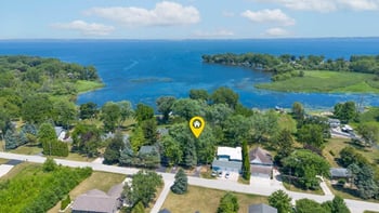 5984 Lake Rd, Oshkosh, WI 54902