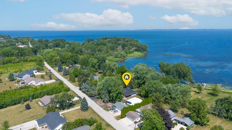 5984 Lake Rd, Oshkosh, WI 54902
