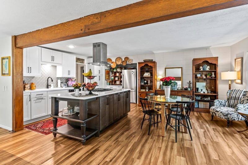 5984 Lake Rd, Oshkosh, WI 54902