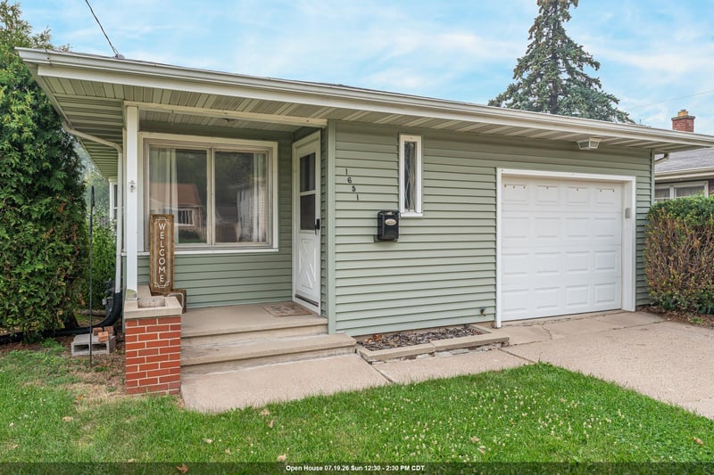 1651 Wisconsin St, Oshkosh, WI 54901-2876