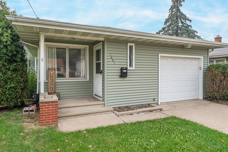 1651 Wisconsin St, Oshkosh, WI 54901-2876