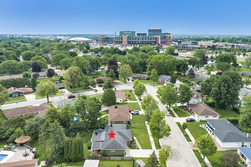 1762 Chateau Dr, Green Bay, WI 54304