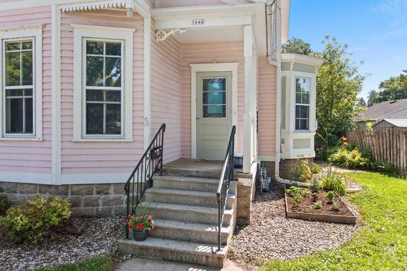 1646 Elmwood Ave, Oshkosh, WI 54901-2738