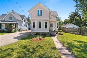 1646 Elmwood Ave, Oshkosh, WI 54901-2738