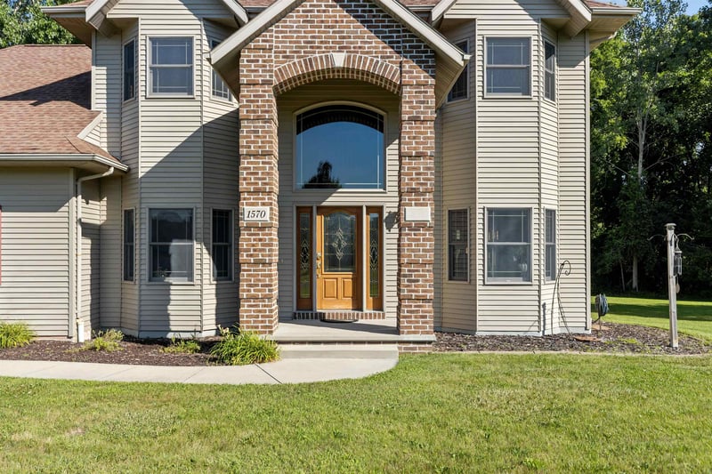 1570 Mcintosh Ct, Oshkosh, WI 54904