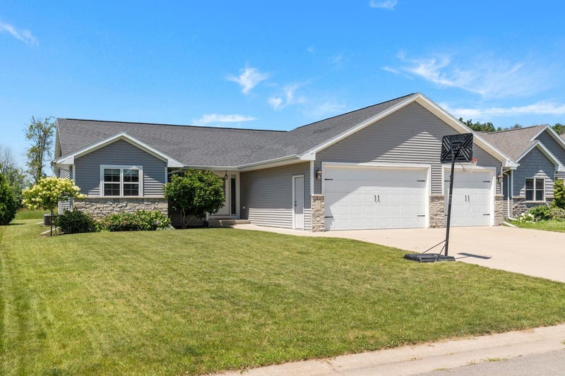 N8973 Spring Valley Rd, Menasha, WI 54952