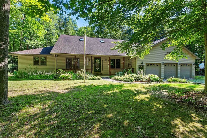 5262 Maple Ln, Oconto Falls, WI 54154