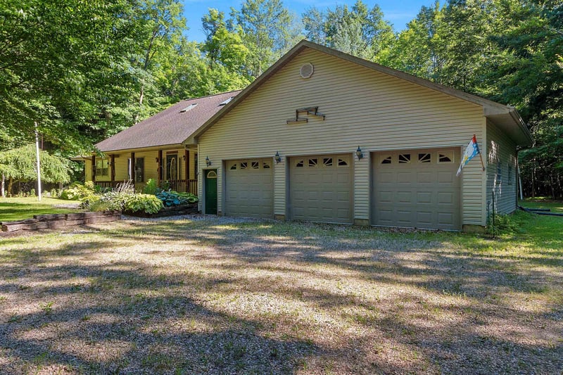 5262 Maple Ln, Oconto Falls, WI 54154