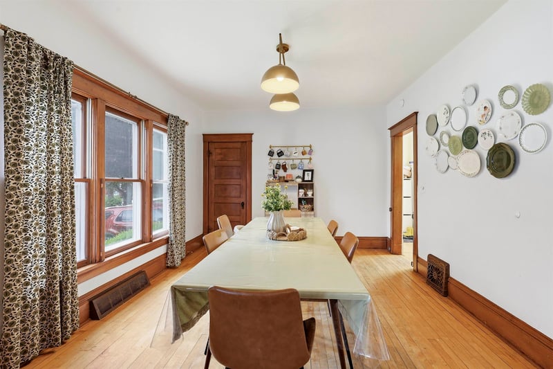 1044 Mt Vernon St, Oshkosh, WI 54901-3856