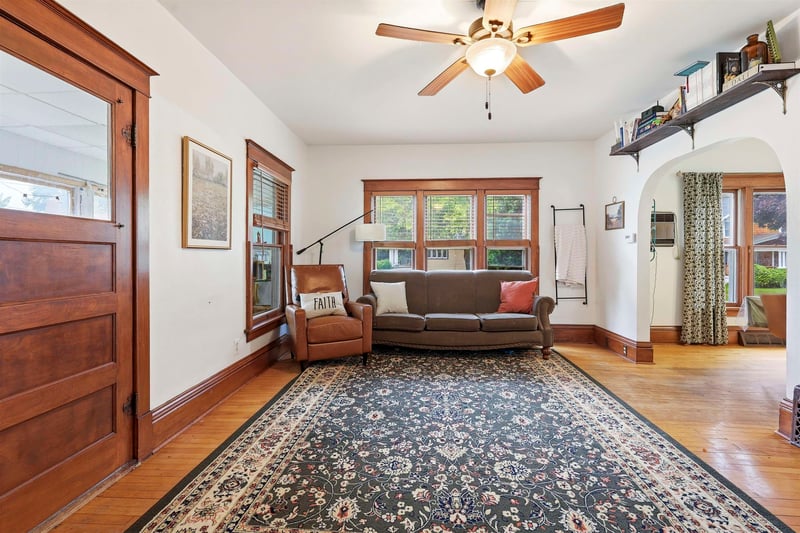 1044 Mt Vernon St, Oshkosh, WI 54901-3856