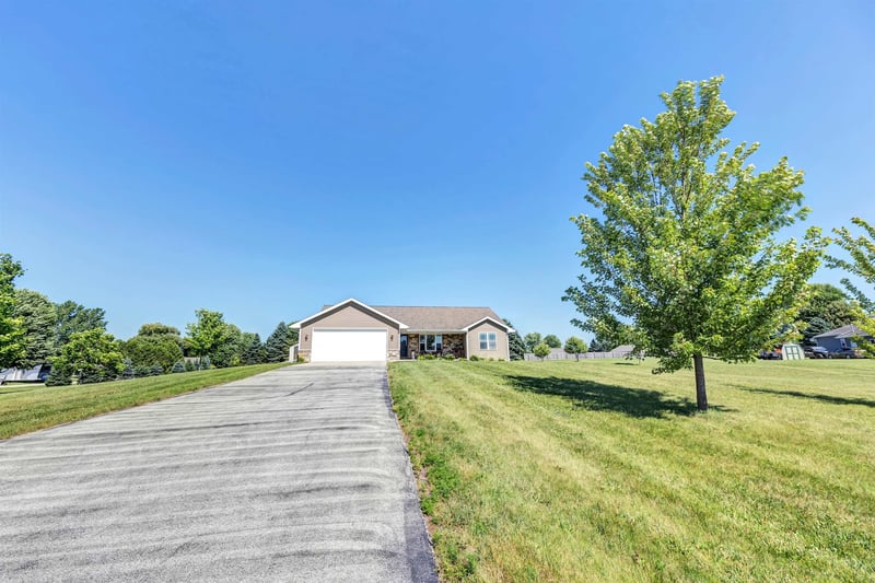 988 Creek Ct, Little Suamico, WI 54141