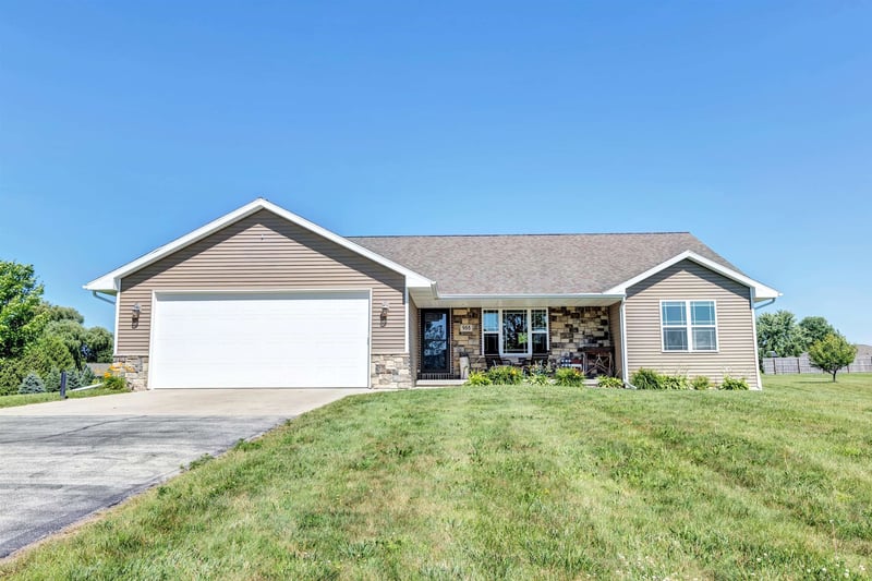 988 Creek Ct, Little Suamico, WI 54141