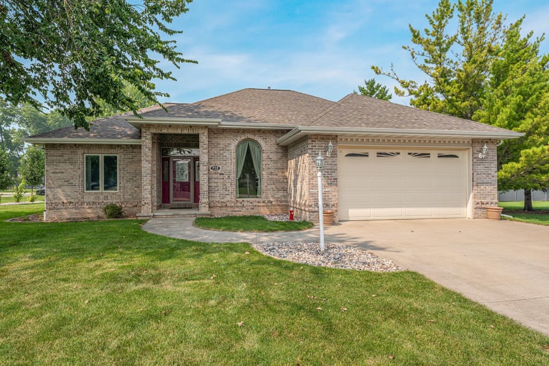 715 Jennifer Ct, Omro, WI 54963