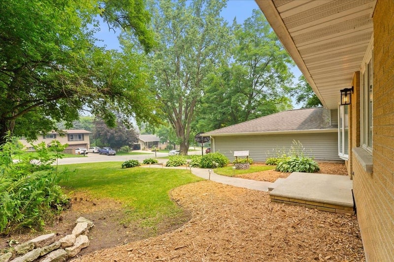 2596 Deckner Ave, Green Bay, WI 54302-4928