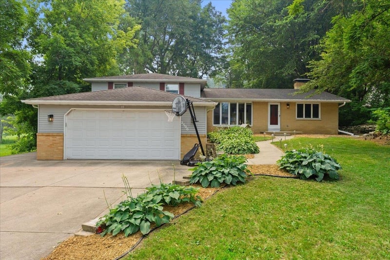 2596 Deckner Ave, Green Bay, WI 54302-4928