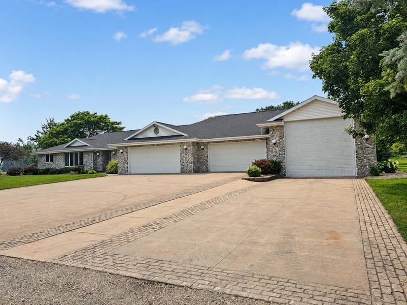 8187 Lehrer Ln, Neenah, WI 54956