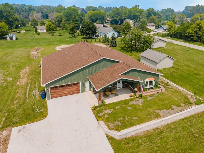 661 River Dr, Omro, WI 54963