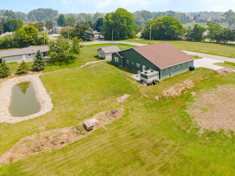 661 River Dr, Omro, WI 54963