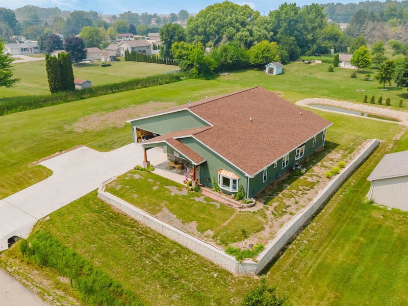 661 River Dr, Omro, WI 54963