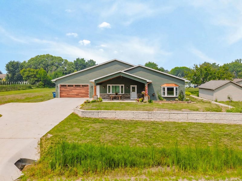 661 River Dr, Omro, WI 54963