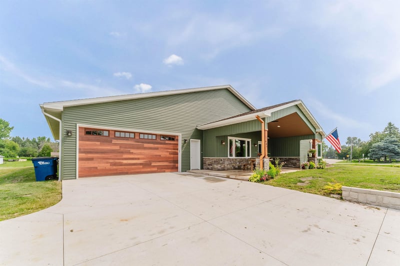 661 River Dr, Omro, WI 54963